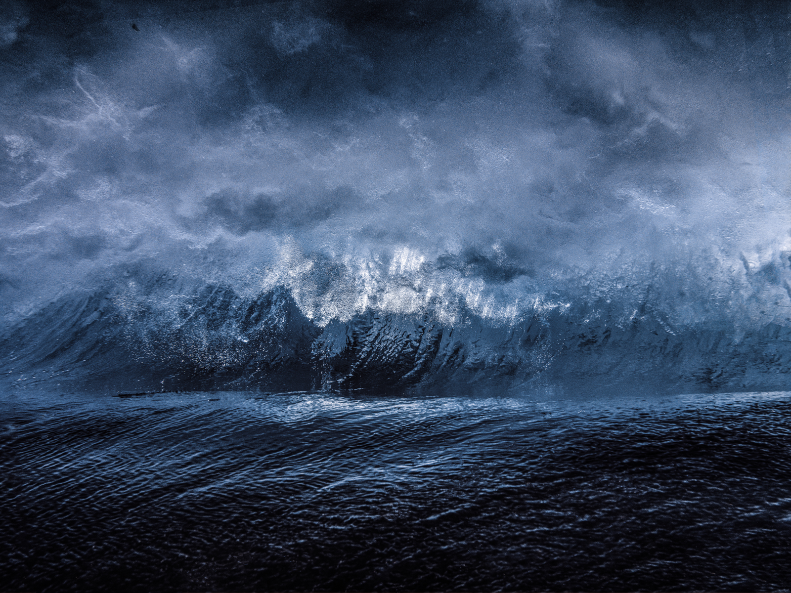 Underwater Art by Alexej Sachov – Transition, exhibited at ARTMUC